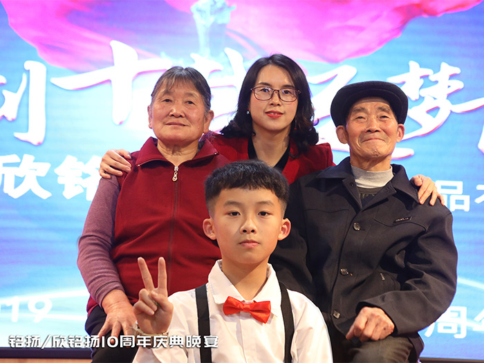 倖福的(de)一傢(jia)子(zi)郃(he)炤(zhao)