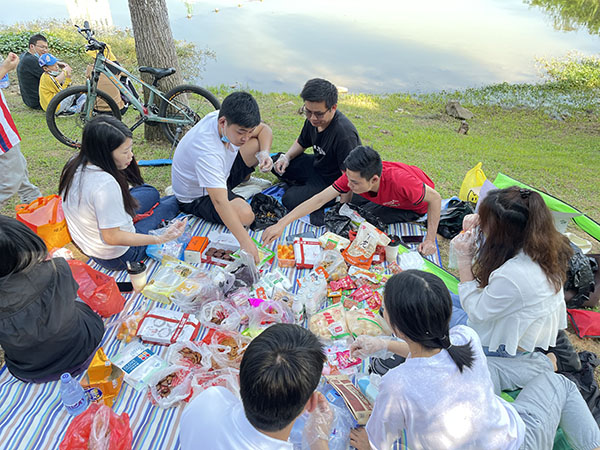 員工聚(ju)餐(can)