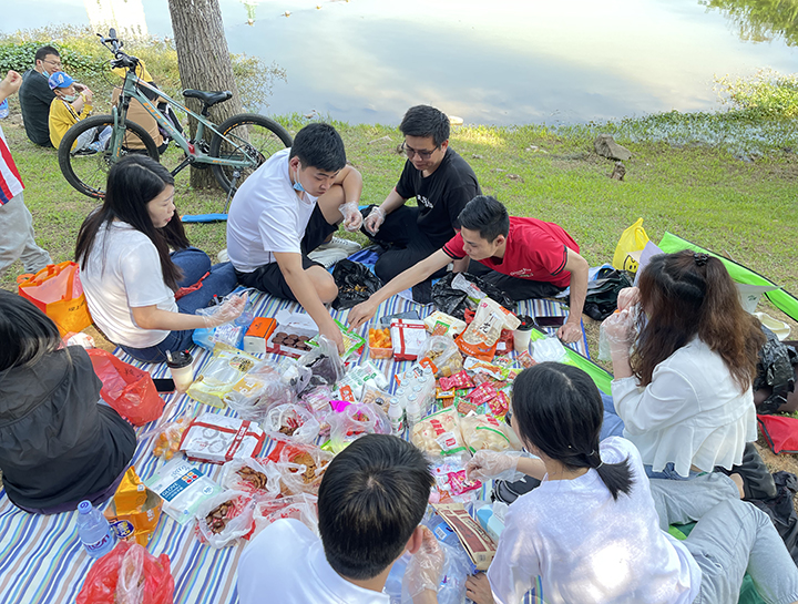 員(yuan)工聚(ju)餐